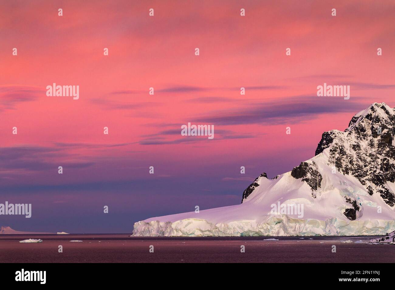 Ein magischer Sonnenuntergang in der Antarktis. Stockfoto