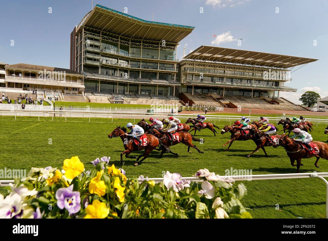 James Sullivan auf dem Copper Knight (links) gewinnt den Matchbook Wettbörse Handicap am zweiten Tag des Dante Festivals auf der York Racecourse. Bilddatum: Donnerstag, 13. Mai 2021. Stockfoto