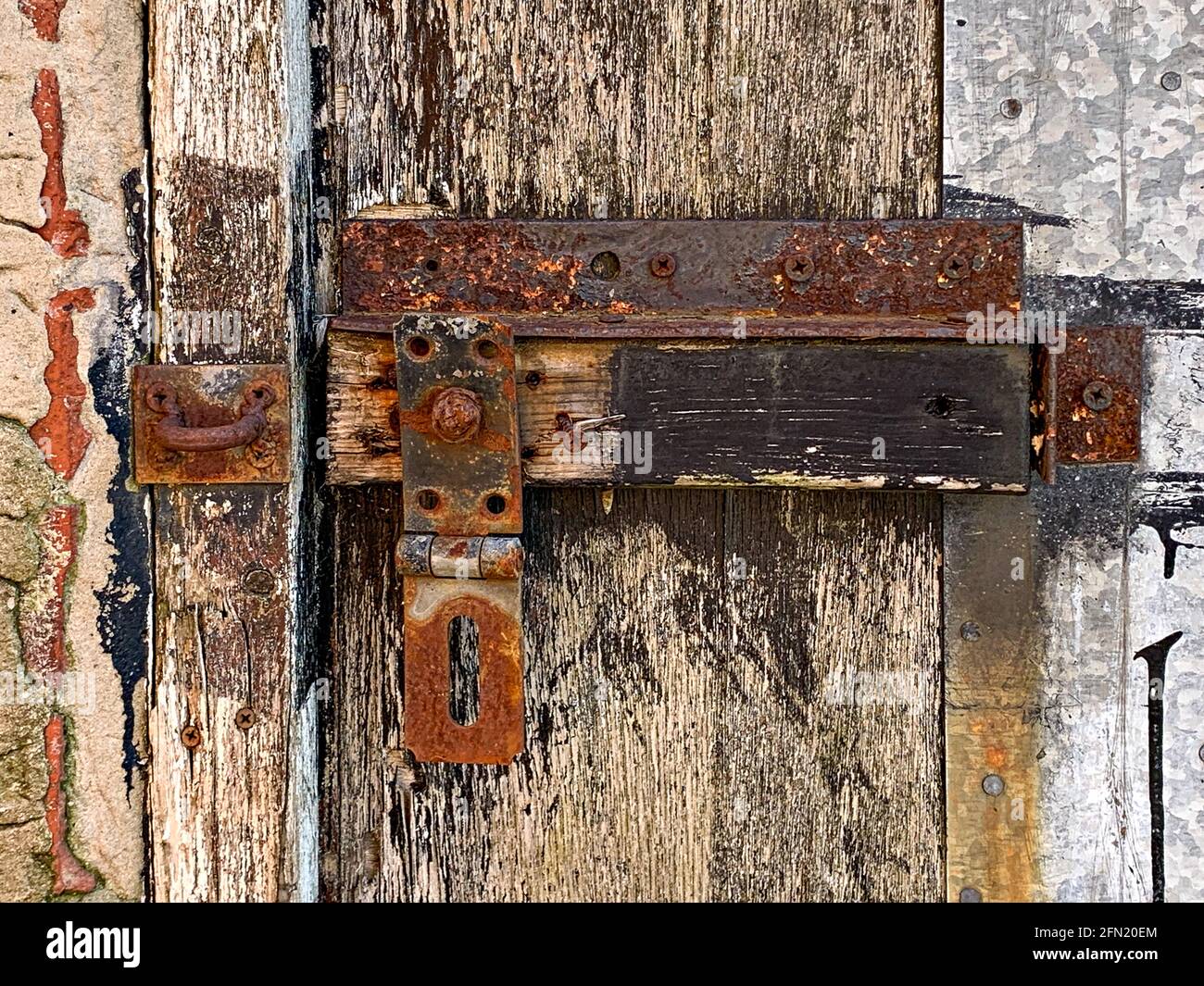 Verrostete Außentüren und Klammern an alten Holztüren Stockfoto