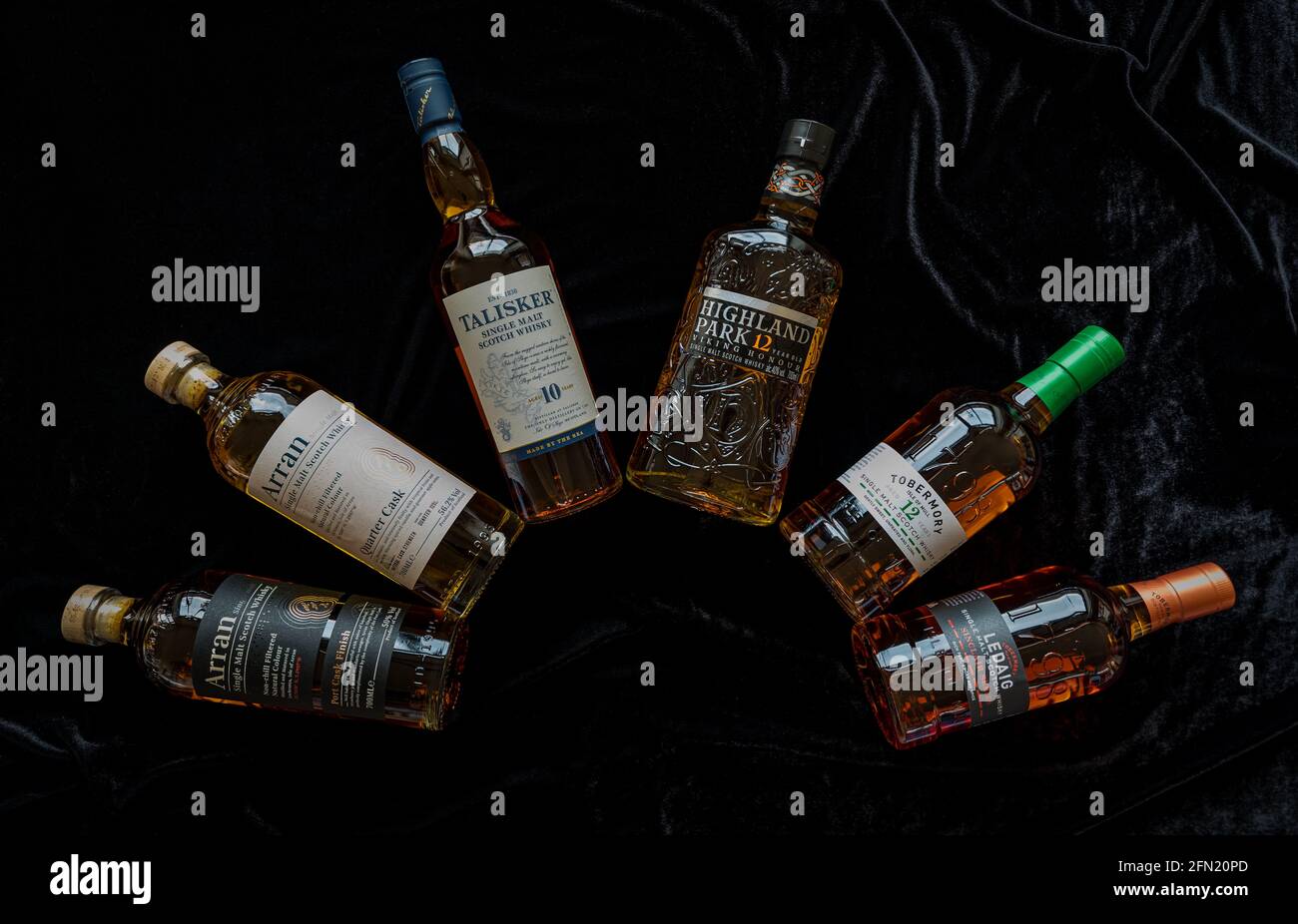 Schottische Malt-Whisky-Flaschen und -Marken, Schottland, Großbritannien: Arran Malt Whisky, Talisker, Highland Park Whisky, Tobermory Whisky & Ledaig Whisky Stockfoto