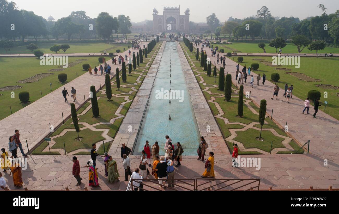 AGRA, INDIEN - 25. Nov 2015: Taj Mahal ist ein elfenbeinweißes Marmormausoleum in Agra, einem UNESCO-Weltkulturerbe. Das Juwel der muslimischen Mughal Kunst archite Stockfoto