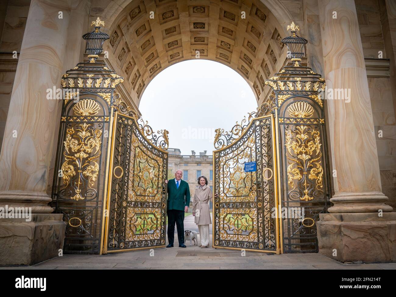 Der Herzog und die Herzogin von Devonshire öffnen die Tore zum Chatsworth House in Bakewell, Derbyshire. Das Herrenhaus bereitet sich darauf vor, nach der weiteren Lockerung der Sperrbeschränkungen am Dienstag, dem 18. Mai, die Öffentlichkeit wieder zu öffnen. Bilddatum: Donnerstag, 13. Mai 2021. Stockfoto
