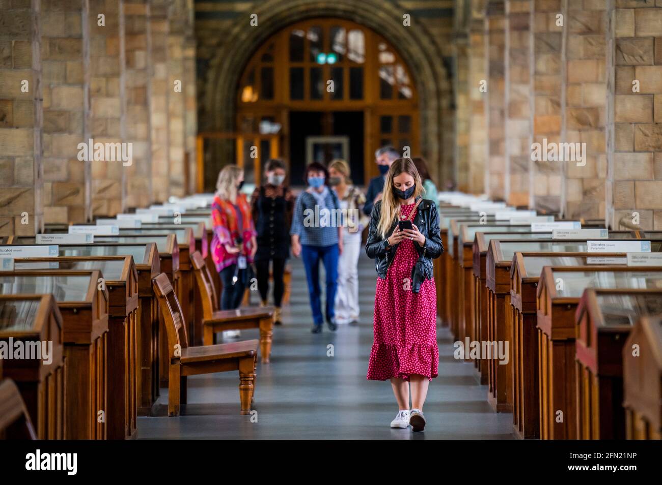 EMBARGO bis 00.01 Freitag, 14. Mai 2021 (also bis dahin nicht online, aber ok für Print am Freitag) - London, UK. 13 Mai 2021. Eine Halle voller Mineralien führt den Weg zur neuen Ausstellung, während Sie weg waren, Dazu gehören der Winchcombe-Meteorit, der im Februar gelandet ist, eine extrem seltene Art von Meteorit (ein kohlensäurehaltiger Chondrit) und der erste Fall, der seit 30 Jahren aus Großbritannien geborgen wurde - jetzt im Museum im Gewölbe ausgestellt. Das Naturkundemuseum wird am Montag, den 17. Mai, wieder für die Öffentlichkeit zugänglich sein. Besucher müssen im Voraus online ein kostenloses Ticket mit Zeitlimit buchen. Cr Stockfoto
