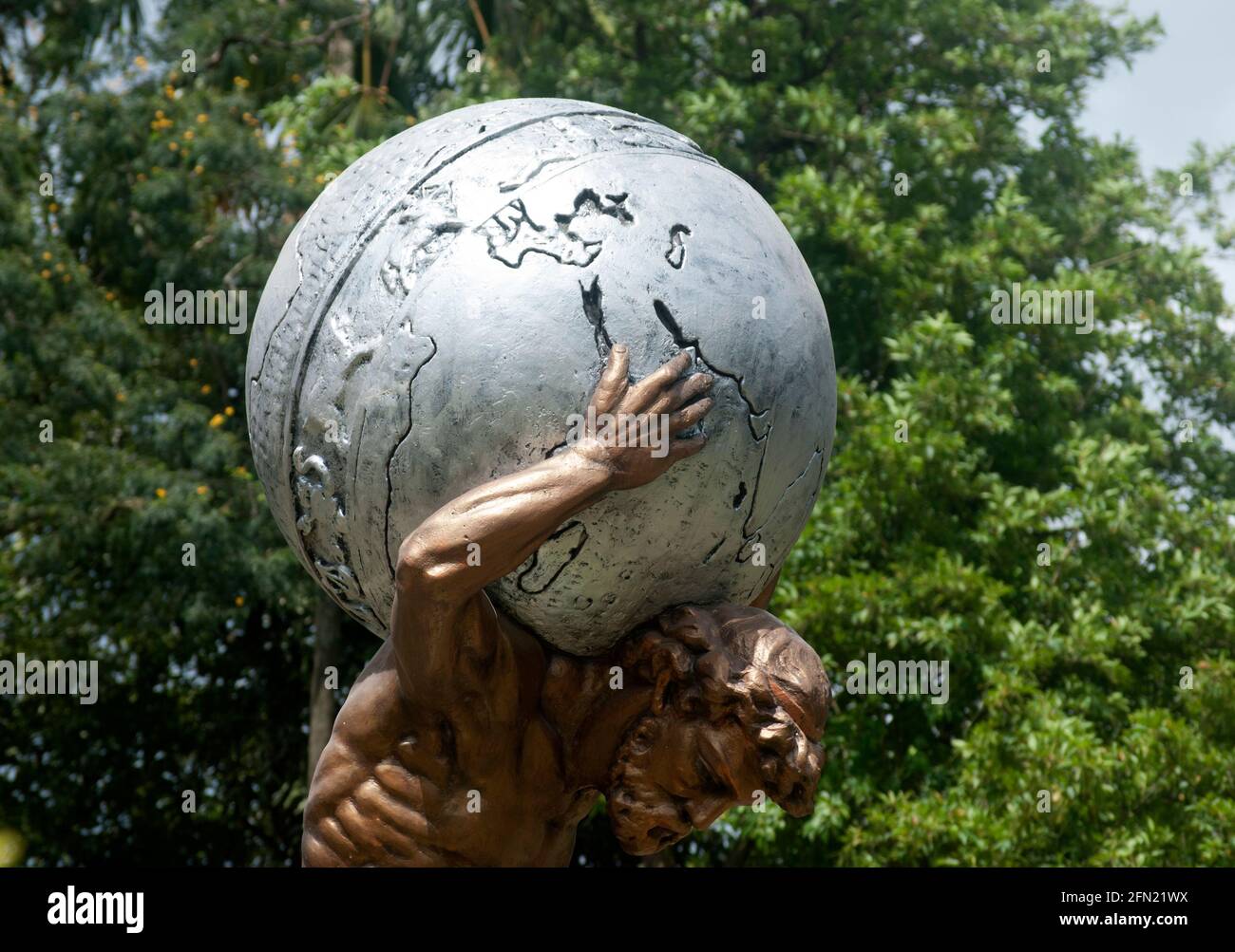 Metallstaue des Atlasses, der den Globus trägt, kolkatta Museum, indien Stockfoto