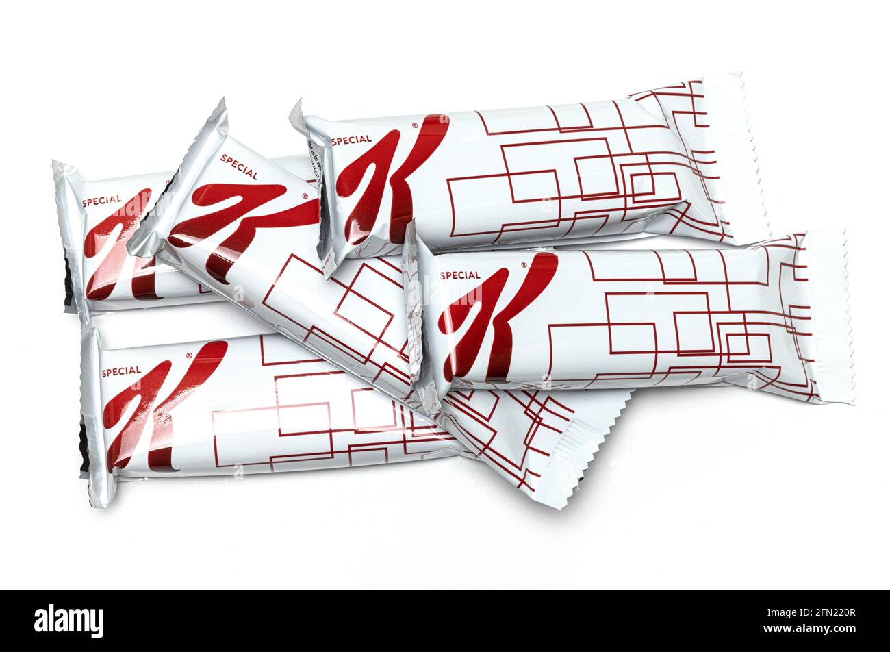 SWINDON, Großbritannien - 13. MAI 2021: Kellogg’s Special K Juicy Red Berry mit Vollkornjacken Protein Snack Riegel auf weißem Hintergrund Stockfoto