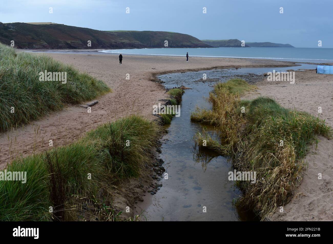 Ein Blick auf die hübsche Bucht bei Freshwater East.Hier verbindet sich ein kleiner Bach mit dem Meer an diesem ruhigen Ort der Schönheit. Stockfoto