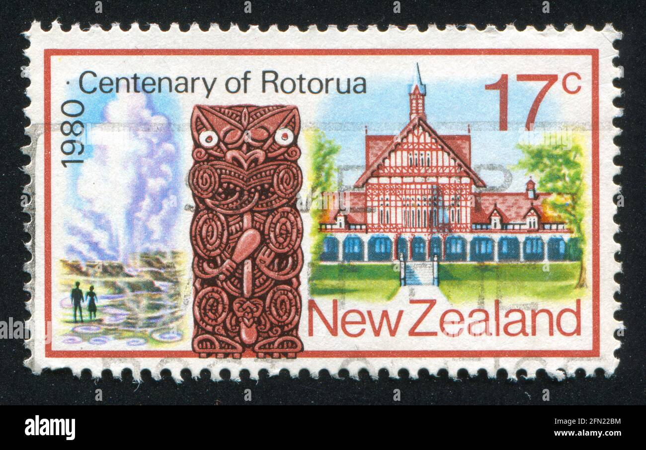 NEUSEELAND - UM 1980: Stempel gedruckt von Neuseeland, zeigt Maori Holzschnitzerei, Tudor Towers, um 1980 Stockfoto