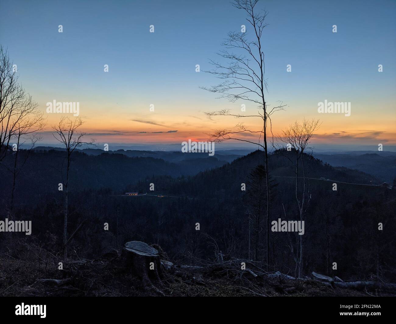 Sonnenuntergang auf dem daegelsberg im Toessstock im zürcher oberland. Abendstimmung in der schweiz. Schnebelhorn Stockfoto