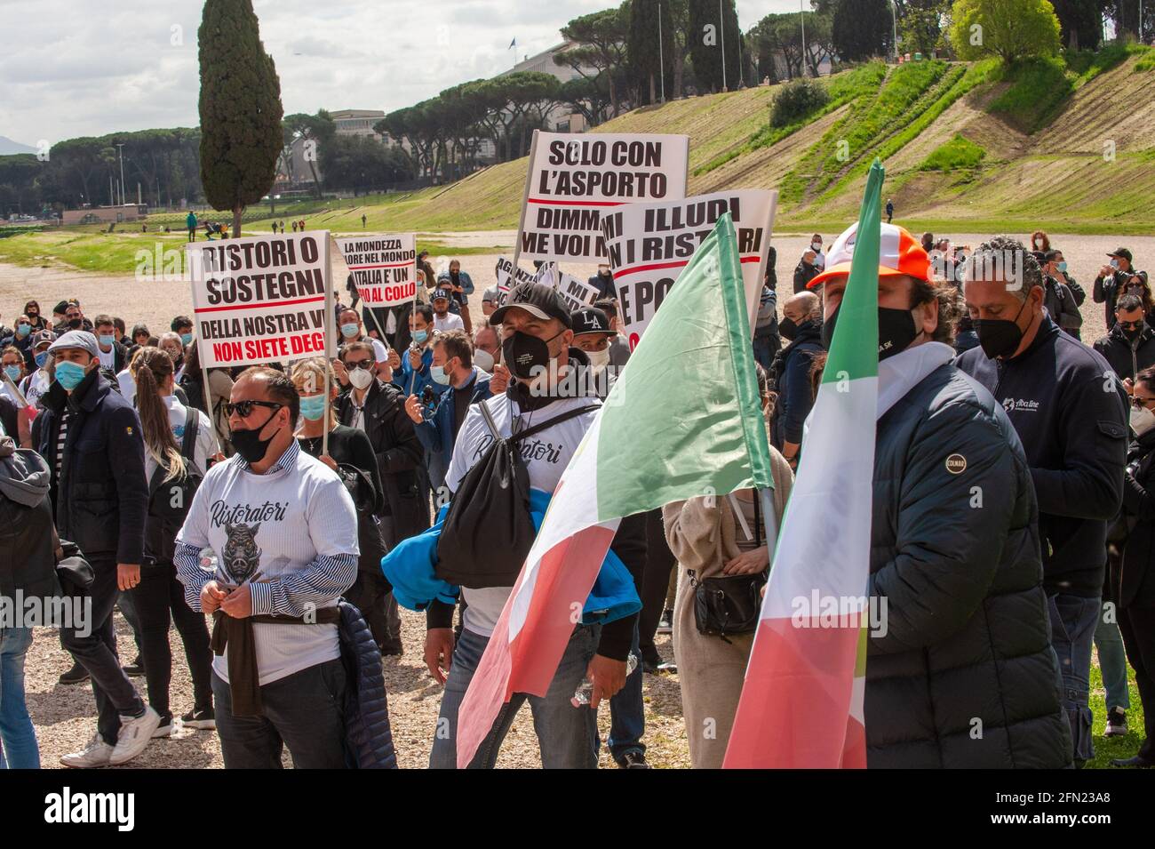 Rom, Italien 13/04/2021: Protest der von Fipe-Confcommercio einberufenen Kaufleute gegen die gegen Covid gerichteten Maßnahmen der Regierung Draghi, Circus Maximus. © Andrea Sabbadini Stockfoto