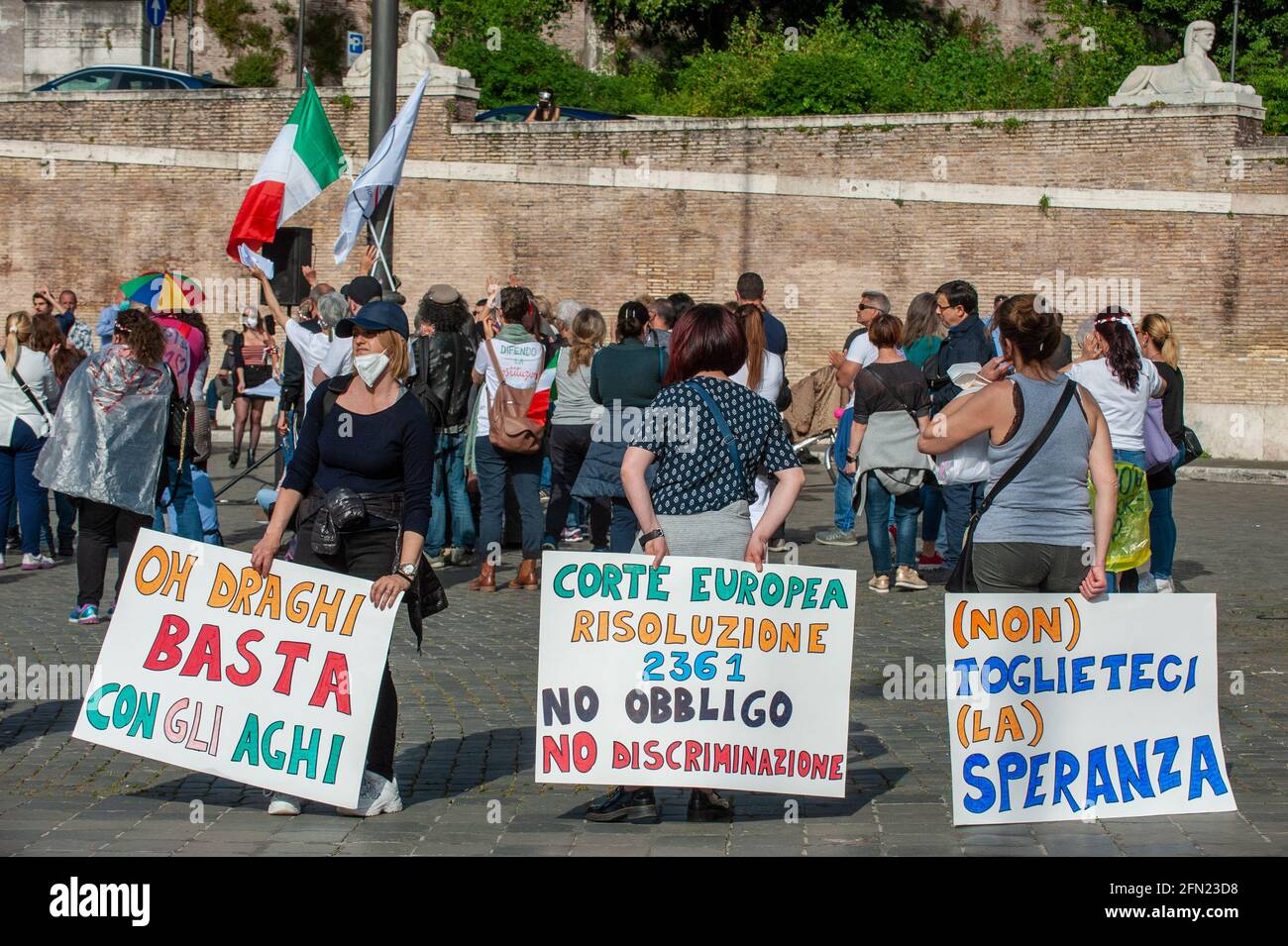 Rom, Italien 30/04/2021: No Vax Health Workers protestieren gegen staatliche Maßnahmen, Piazza del Popolo. © Andrea Sabbadini Stockfoto