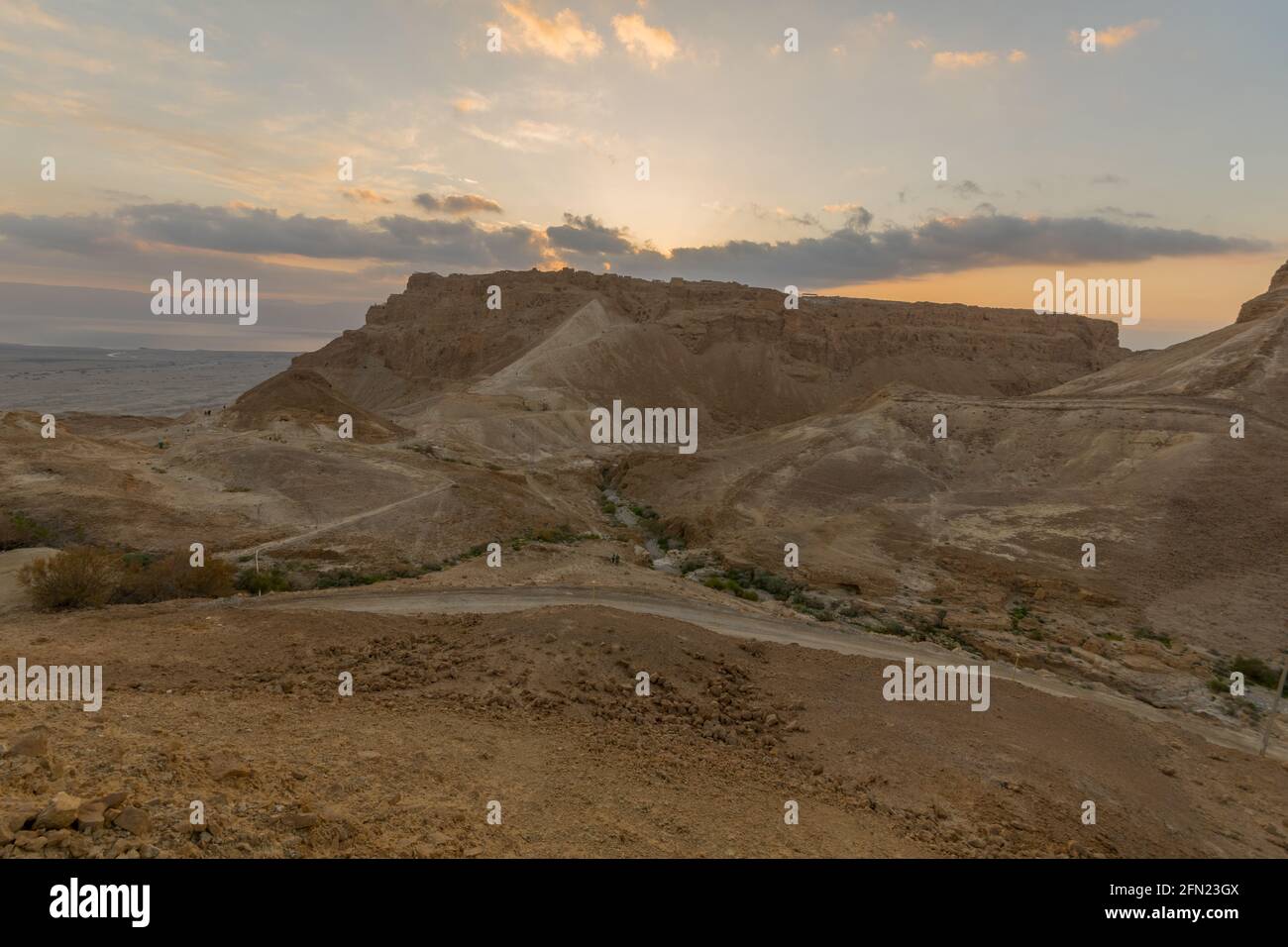 Sonnenaufgang Blick auf die Masada Festung, die Judaeische Wüste, Süd-Israel Stockfoto