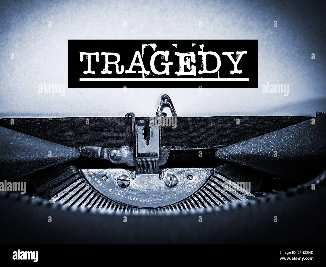 Tragedy tippte auf einer Vintage-Schreibmaschine Stockfoto