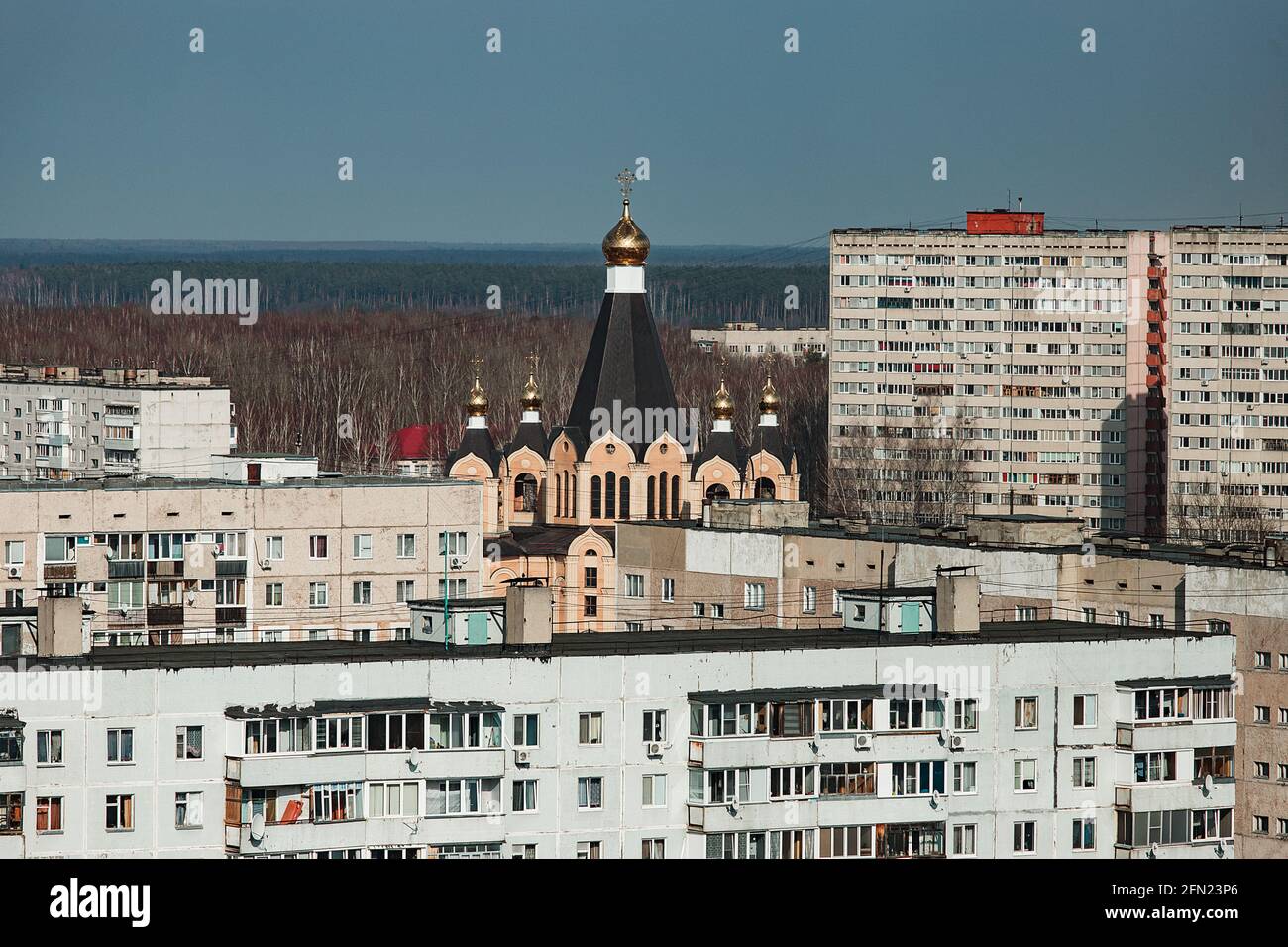 Neue Nachbarschaft am Stadtrand mit einem mehrstöckigen Standard-Gebäude, verkauft viele Wohnungen, Kauf von Wohnungen für Familien in einem resid Stockfoto