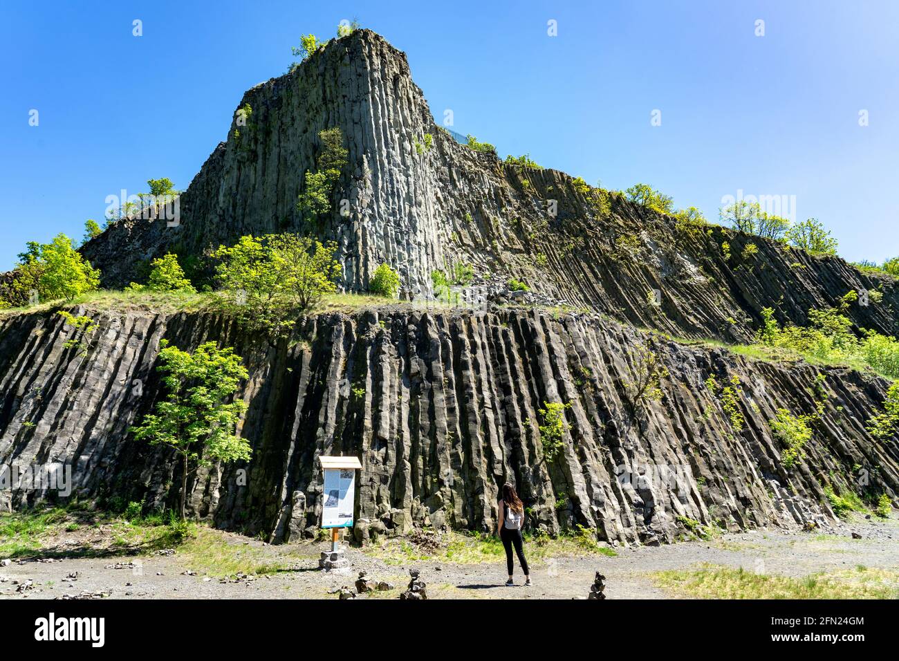 Hegyestu geologische Basaltklippe im kali-Becken ungarn in der Nähe von Koveskal mit einer touristischen Frau. Stockfoto