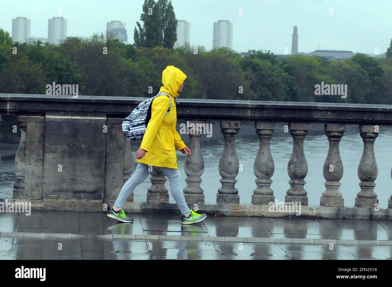 London, Großbritannien. Mai 2021. Bei Regen über die Chiswick Bridge. Regen auf der Themse in Chiswick. Kredit: JOHNNY ARMSTEAD/Alamy Live Nachrichten Stockfoto
