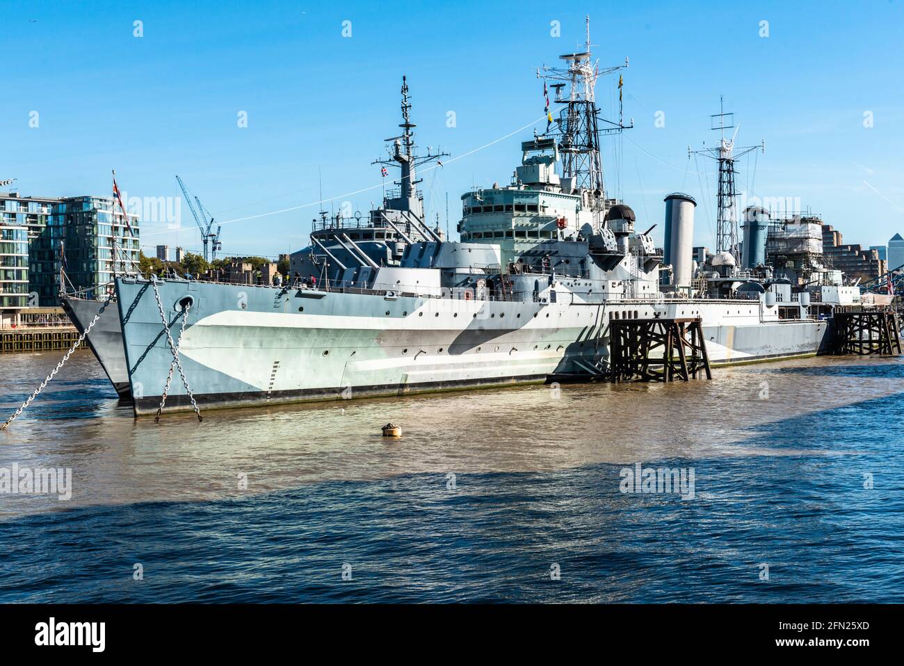 HMS Belfast. Leichter Kreuzer der zweiten Klasse der Stadt des Weltkriegs, mit Anlegeplatz an der Tower Bridge, London Stockfoto