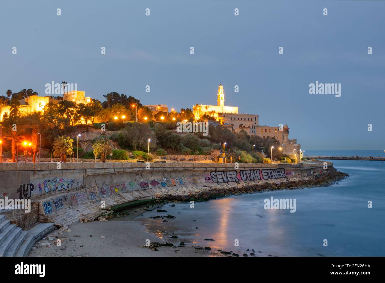 JAFFO, ISRAEL - 22. FEBRUAR 2012: Blick auf das alte Jaffa in Tel Aviv in der Abenddämmerung. Stockfoto