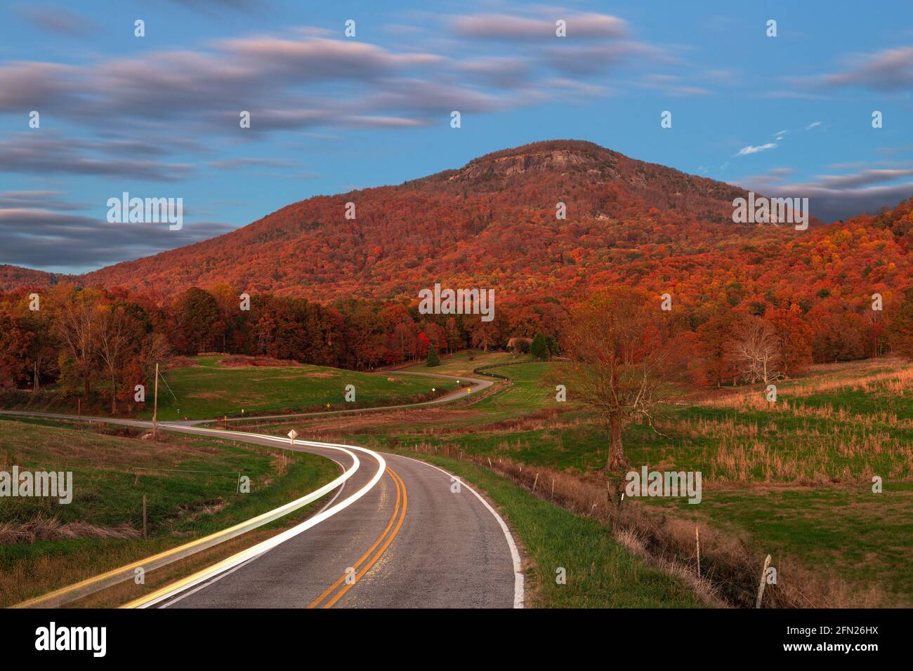 Yonah Mountain, Georgia, USA im Herbst mit Landstraßen in der Dämmerung. Stockfoto
