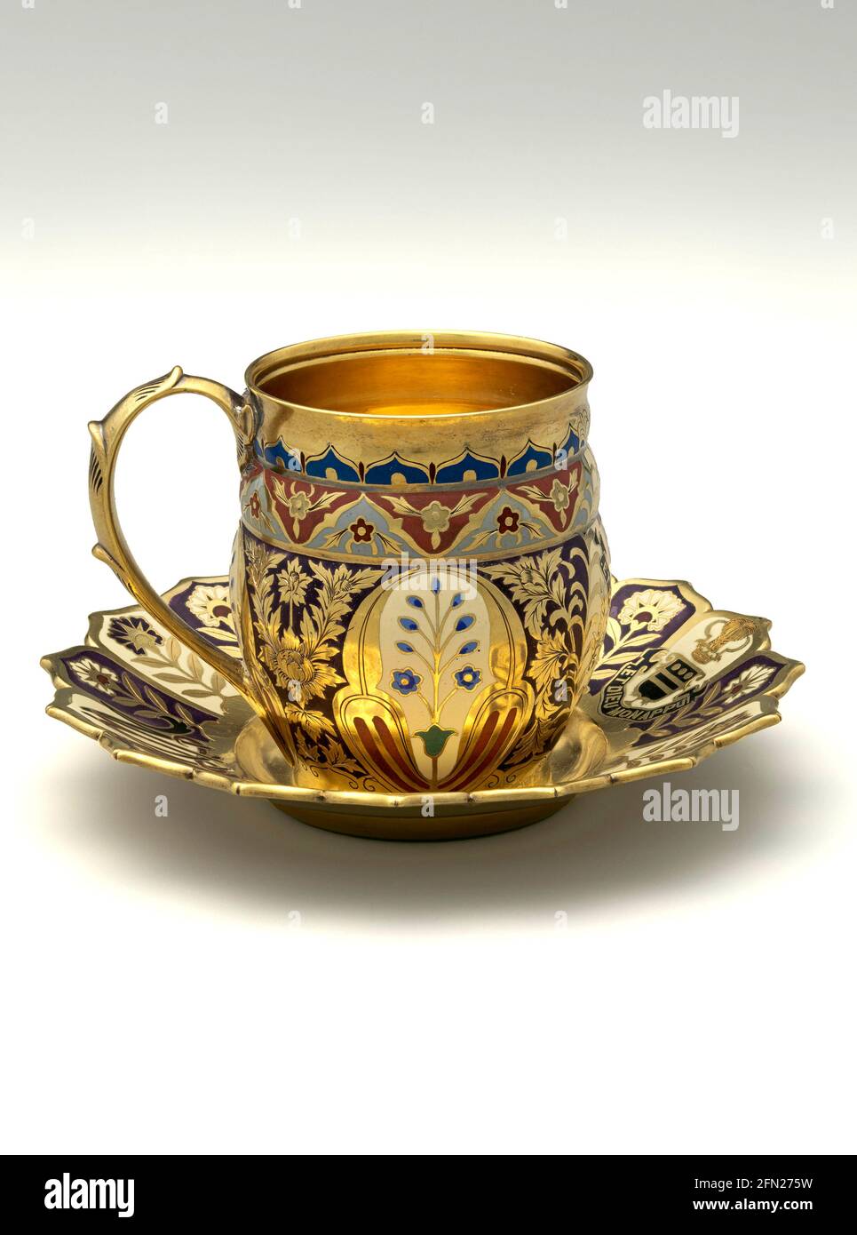 Tasse - vom Mackay Service 1878 von Tiffany & Co. Diese vergoldeten und emaillierten Tassen und Untertassen gehören zu einem der renommiertesten und luxuriösesten Dinner-Services, die jemals in Amerika kreiert wurden Stockfoto