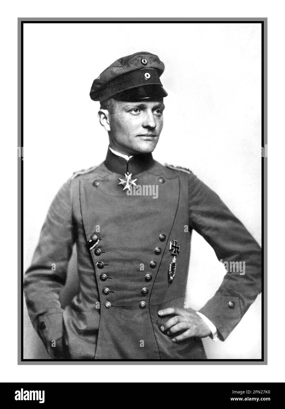 Freiherr von RICHTHOFEN, auf Englisch als BARON von Richthofen bekannt, und am bekanntesten als „Roter Baron“, war während des Ersten Weltkriegs Jagdpilot bei der deutschen Luftwaffe. Er gilt als das Ass des Krieges und wurde offiziell mit 80 Luftkampfsiegen ausgezeichnet. Richthofen trägt den Pour le Mérite, den „Blauen Max“, Preußens höchste Militärordnung, auf diesem offiziellen Porträt, um 1917. Stockfoto