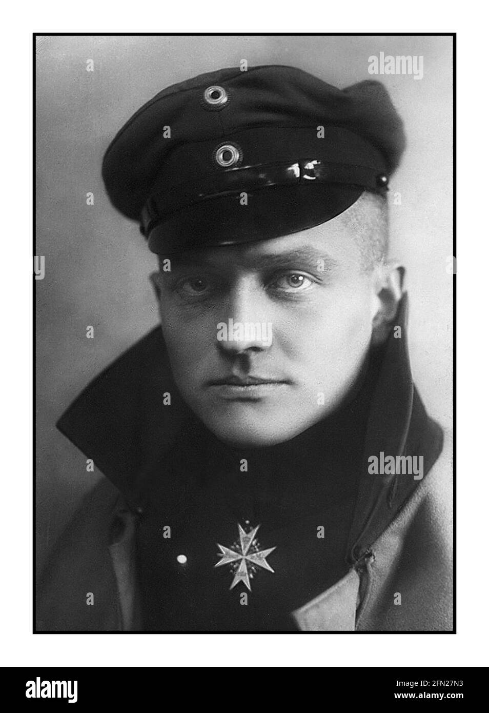 RED BARON Portrait WW1 c1917 von Manfred Albrecht Freiherr von Richthofen, auf Englisch bekannt als Baron von Richthofen, Und vor allem als der "Rote Baron" bekannt, war während des Ersten Weltkriegs ein Kampfpilot bei der deutschen Luftwaffe. Er gilt als Ass des Krieges und wird offiziell mit 80 Luftkampfsiegen angerechnet. Richthofen trägt den Pour le Mérite, den 'Blauen Max', Preußens höchsten Militärbefehl, in diesem offiziellen Porträt, c.. 1917. Stockfoto