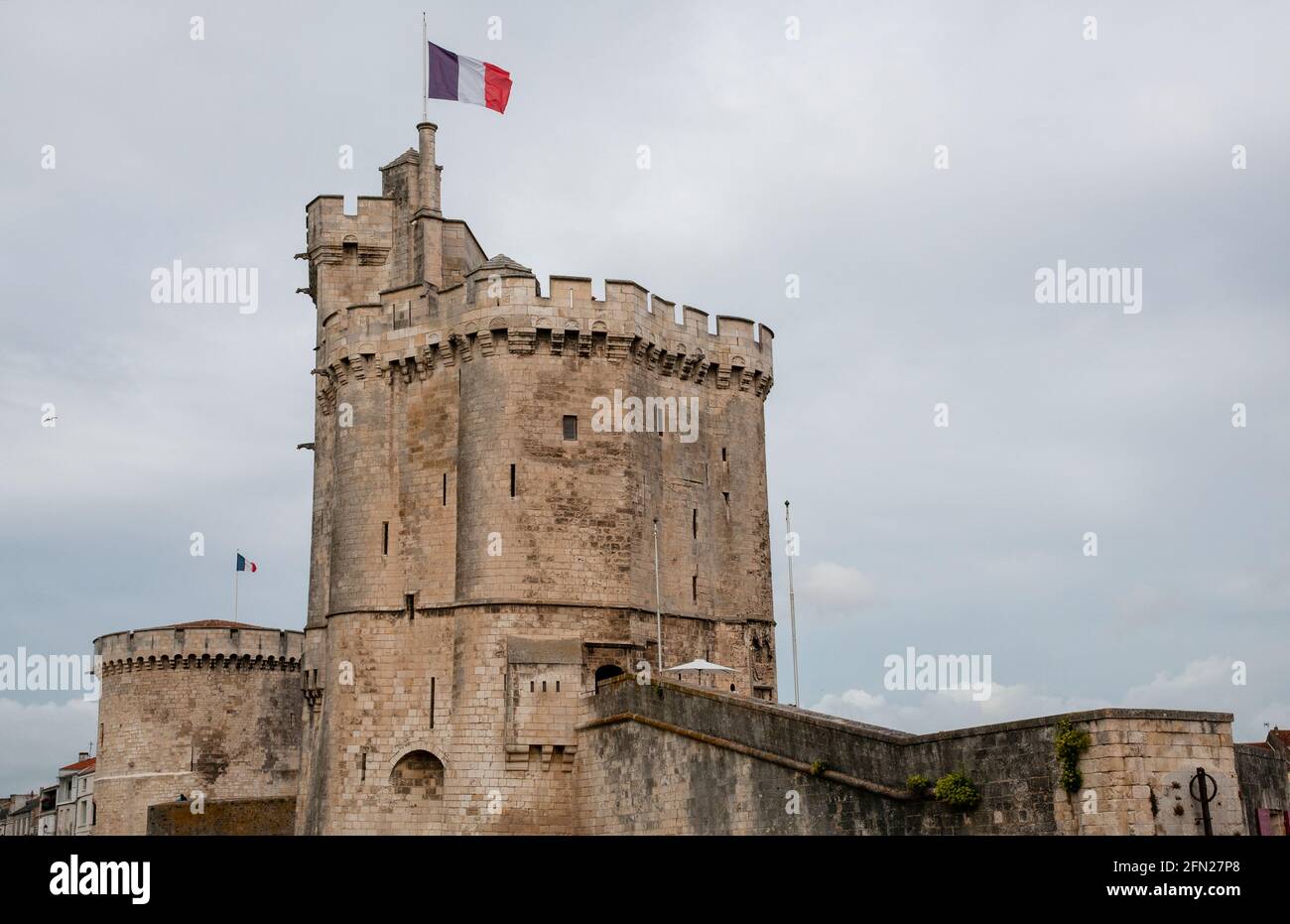 Saint-Nicolas Turm am Eingang des alten Hafens (Vieux Port), La Rochelle, Charente-Maritime (17), Region Nouvelle-Aquitaine, Frankreich Stockfoto