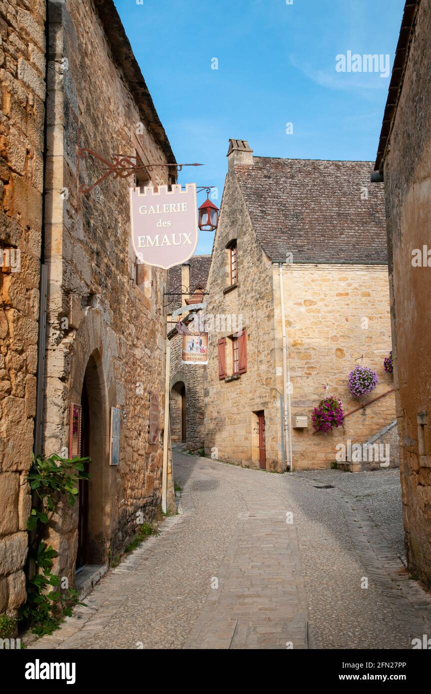 Leere Straße im mittelalterlichen Dorf Beynac-et-Cazenac, Dordogne (24), Nouvelle-Aquitaine, Frankreich. Das Dorf wird als eines der am meisten aufgeführten Stockfoto