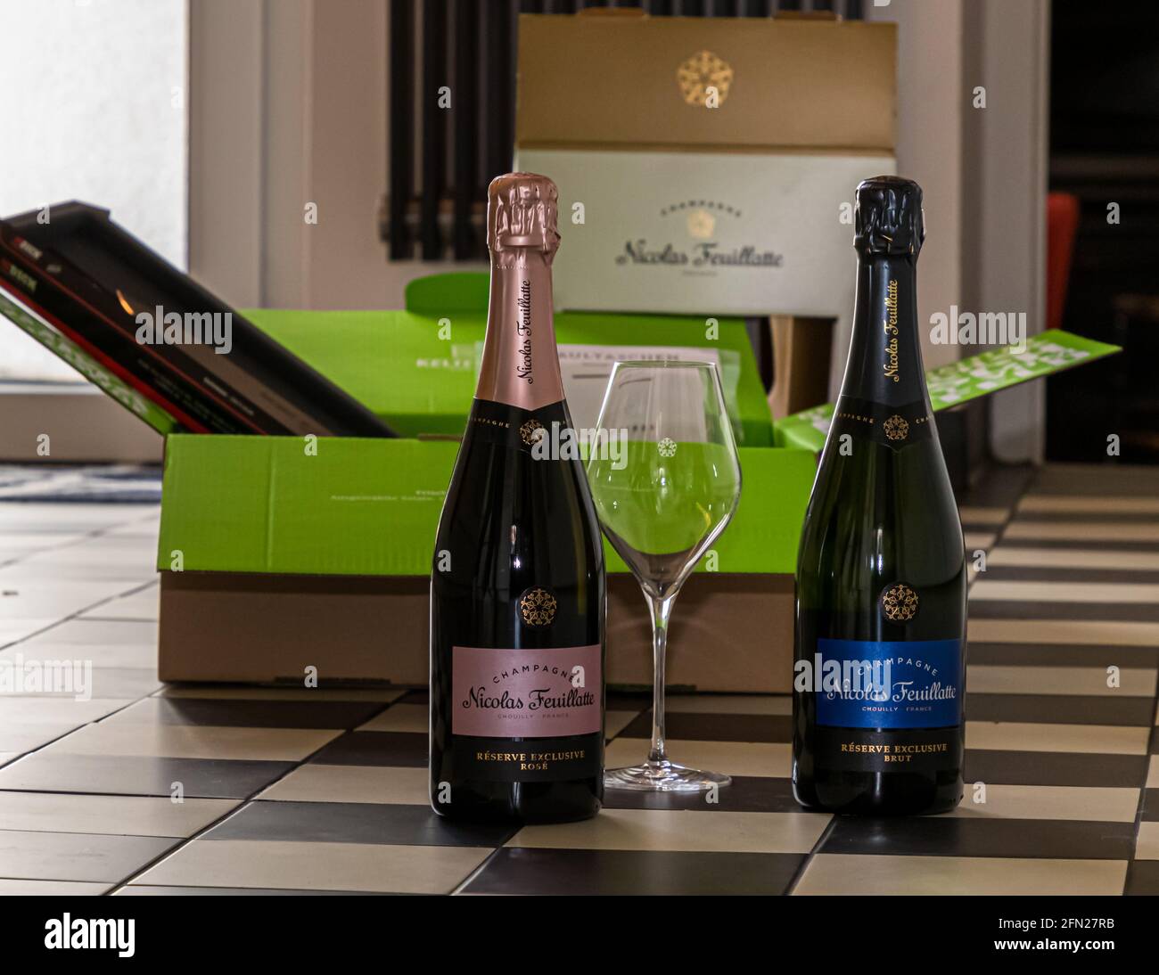 Pleasure Box mit französischem Champagner und vielen Pleasure-Produkten aus dem Gourmet-Netzwerk von Nicolas Feuillatte & Friends. Vor allem frische Maultaschen aus dem Linde Restaurant in Stuttgart Stockfoto