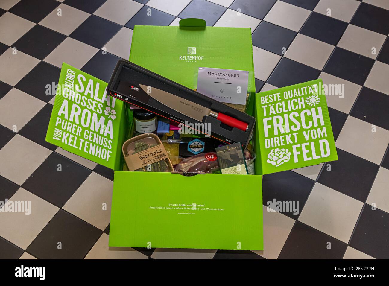 Pleasure Box mit französischem Champagner und vielen Pleasure-Produkten aus dem Gourmet-Netzwerk von Nicolas Feuillatte & Friends. Vor allem frische Maultaschen aus dem Linde Restaurant in Stuttgart Stockfoto