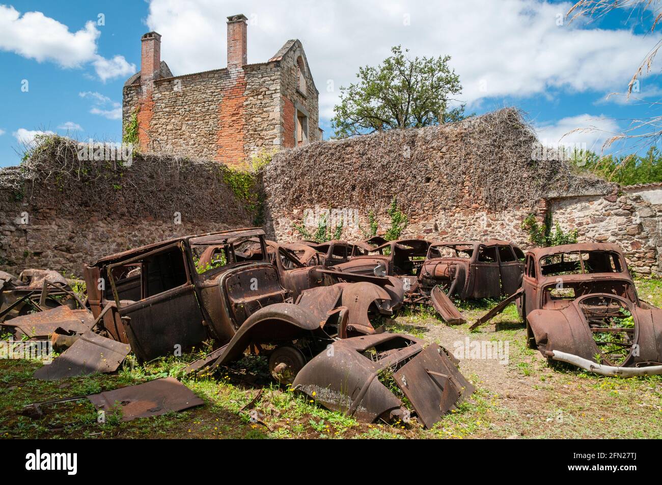 Verrostete Autos und Ruinen von Oradour-sur-Glane, wo die Bewohner am 10. Juni 1944 von den Nazis ermordet wurden, Haute-Vienne (87), Nouvelle-Aquitain Stockfoto