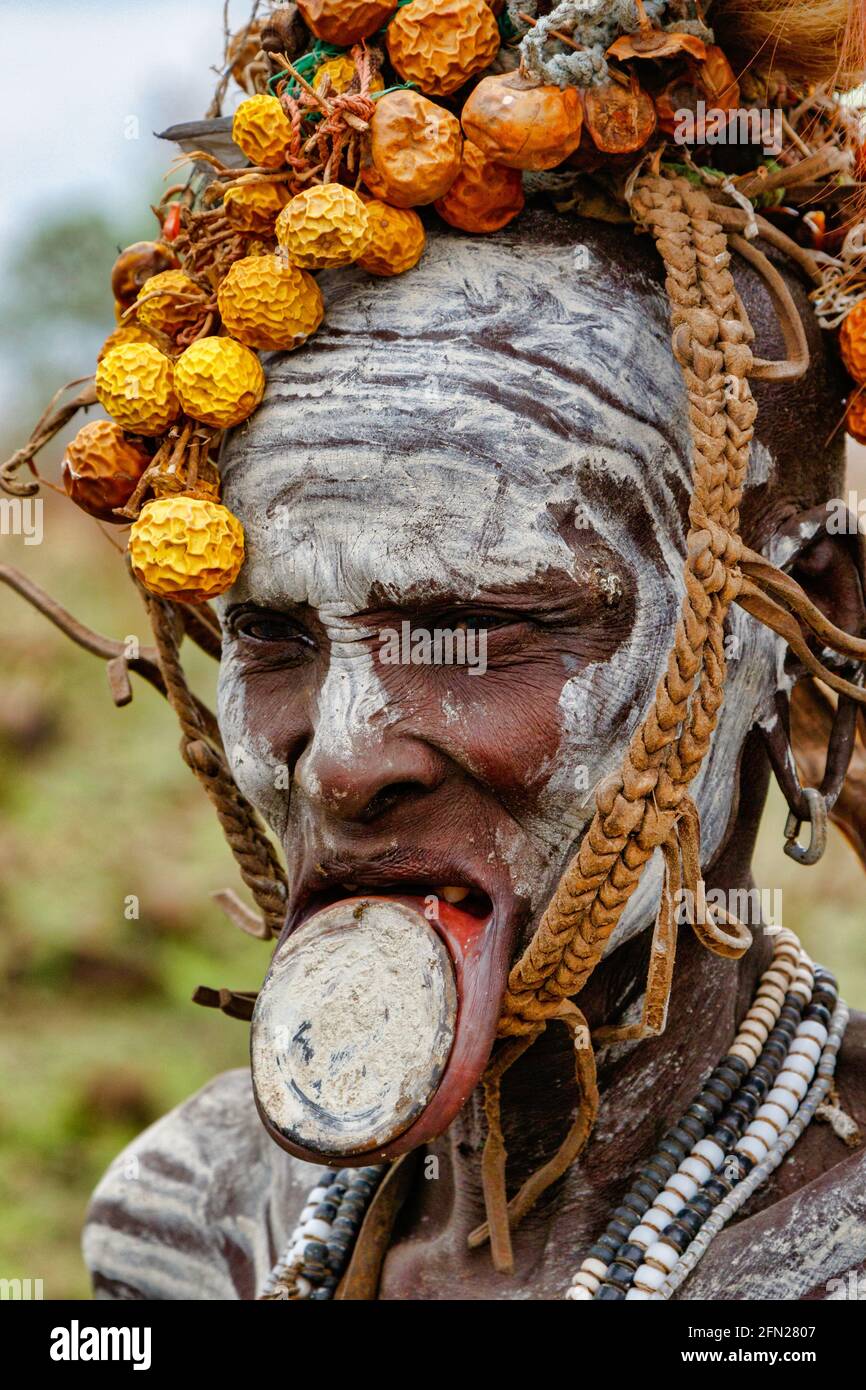 Lippenplatten sind bei den älteren Generationen des Stammes beliebter. OMO VALLEY, ÄTHIOPIEN: TRIFF DEN Stamm, in dem FRAUEN an die nächste ava übergeben werden Stockfoto