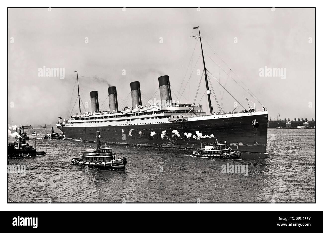 OLYMPIC RMS Olympic 1900 Ankunft in New York auf ihrer Jungfernfahrt, 21. Juni 1911 RMS Olympic war ein britischer Ozeandampfer und das führende Schiff des Trios der Olympic-Klasse-Liner der White Star Line. Im Gegensatz zu den anderen Schiffen der Klasse hatte Olympic von 1911 bis 1935 eine lange Karriere von 24 Jahren. Dazu gehörte auch der Einsatz als Truppenschiff während des Ersten Weltkriegs. Schwesterschiff und fast identisch mit RMS Titanic Stockfoto