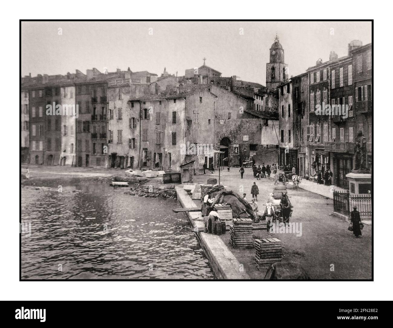 ST. TROPEZ VINTAGE RETRO 1900 Saint Tropez einfacher historischer alter Fischerhafen, mit hölzernen Fischkisten Container auf der Hafenseite, die auf die nächsten Fischerboote warten, Cote d'Azur France Stockfoto