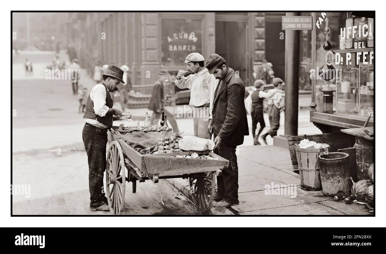1900 der Muschel-Verkäufer, Vintage-Food-Verkäufer von Holzkarren im Geschäftsviertel. Mulberry Street New York USA Stockfoto