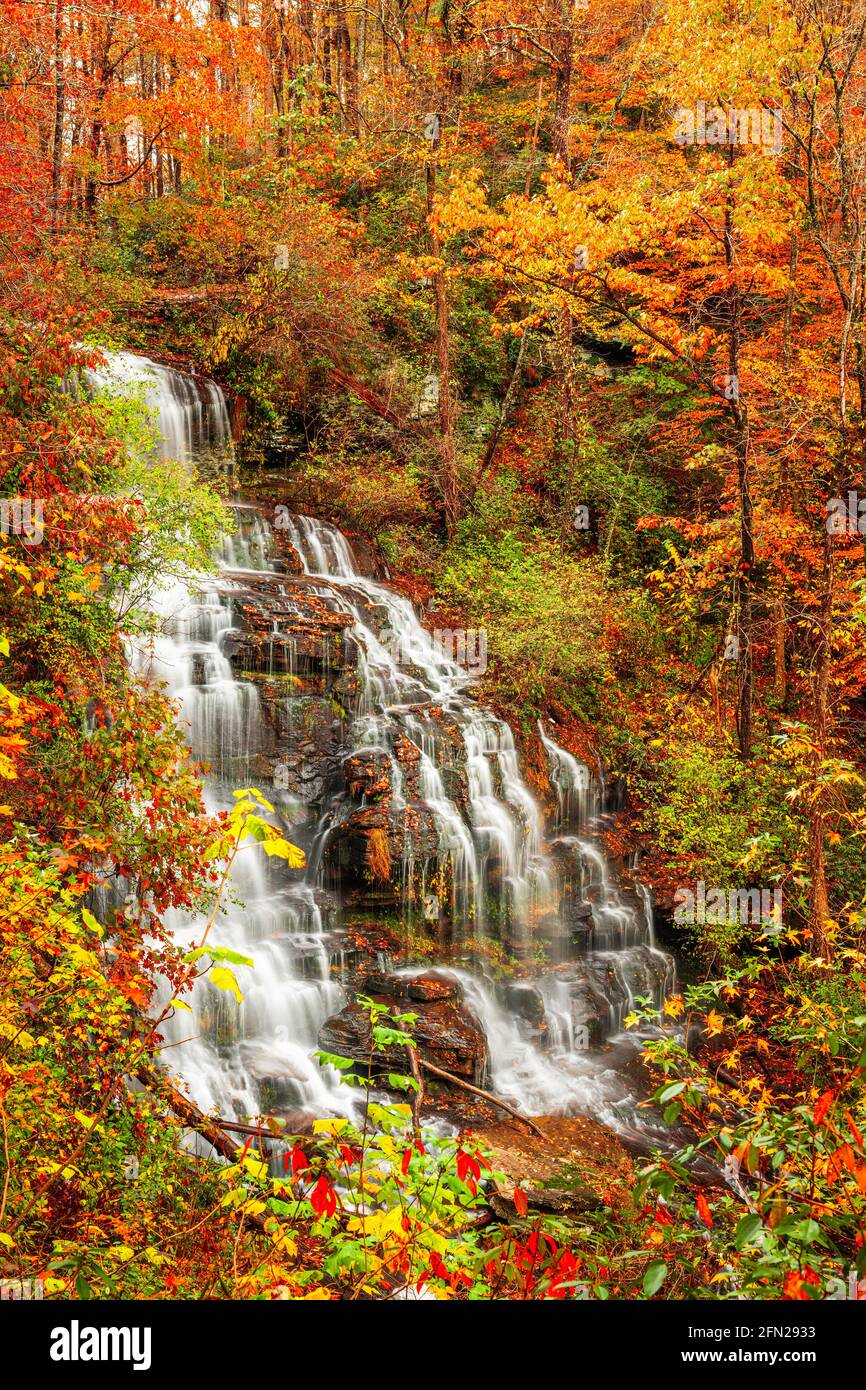 Issaqueena Falls während der Herbstsaison in Walhalla, South Carolina, USA. Stockfoto