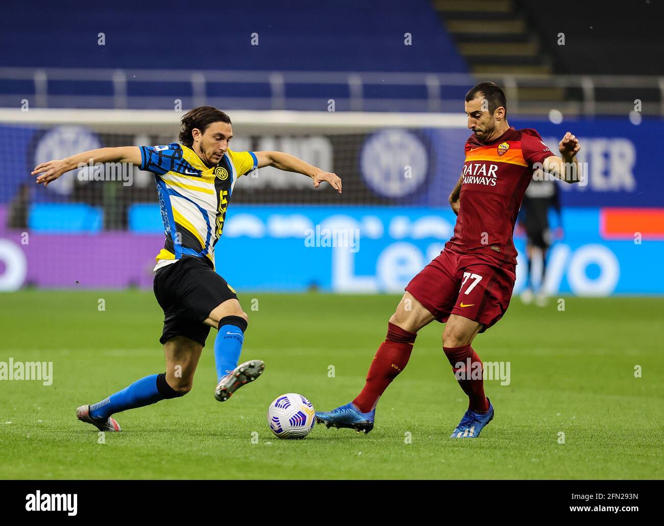 Matteo Darmian vom FC Internazionale kämpft um den Ball Henrikh Mkhitaryan von AS Roma während der Serie A 2020/21 / LM Stockfoto