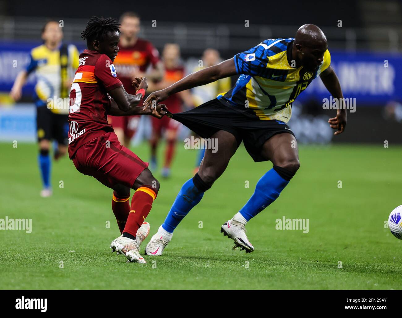 Romelu Lukaku vom FC Internazionale kämpft um den Ball Ebrima Darboe von AS Roma während der Serie A 2020/21 fußb/lm Stockfoto