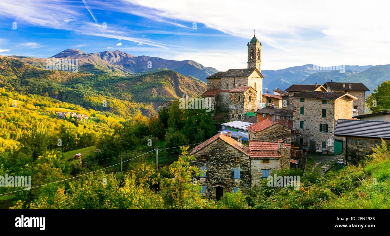 Idyllisches kleines Dorf in den Bergen - Castelcanafurone,Piacenza, Emilia-Romagna,Italien. Italienische Landschaft und traditionelle Dörfer Stockfoto