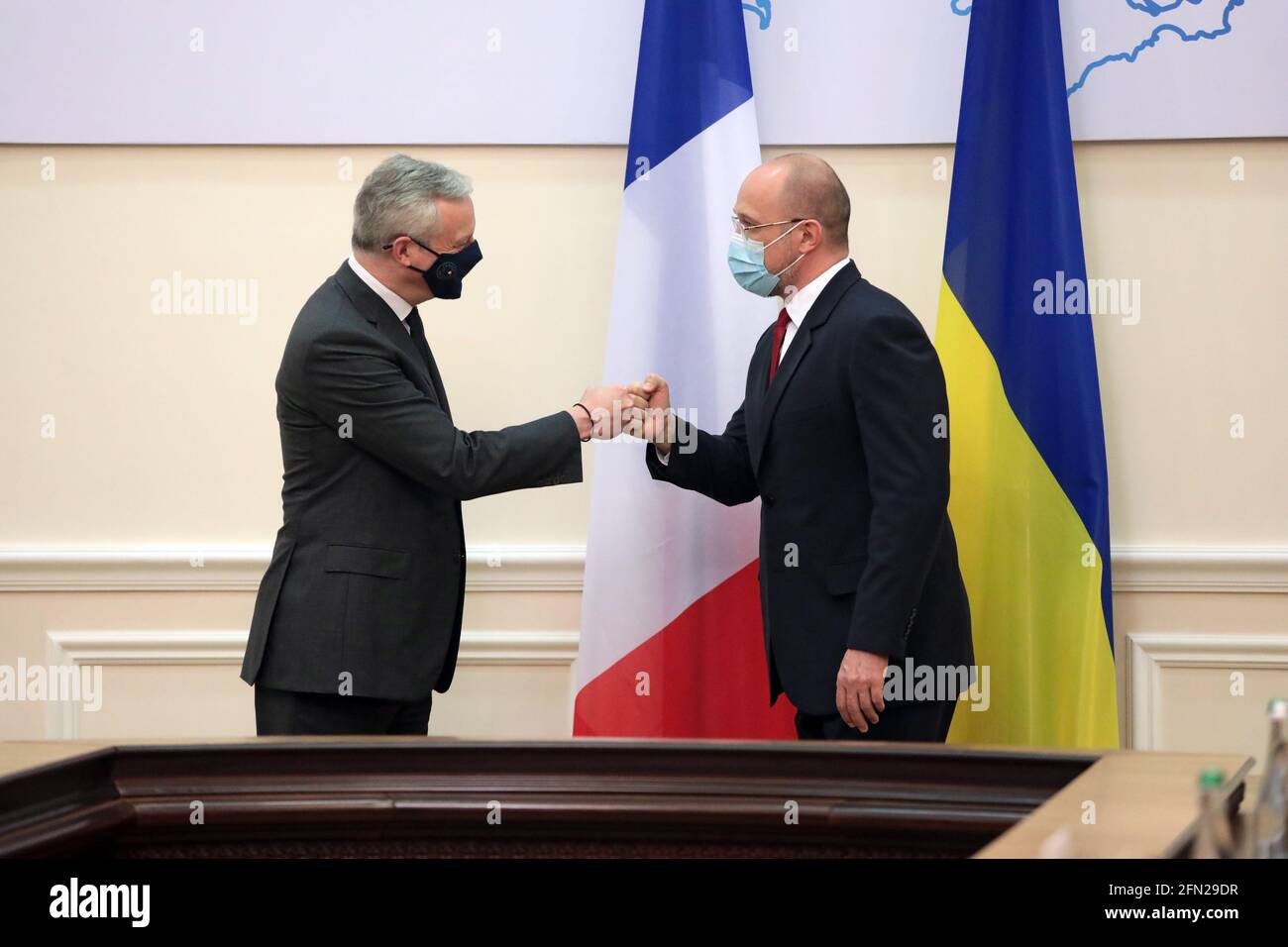 Kiew, Ukraine. Mai 2021. KIEW, UKRAINE - 13. MAI 2021 - der französische Minister für Wirtschaft, Finanzen und Rekonstruktion Bruno Le Maire (L) und der ukrainische Premierminister Denys Shmyhal sind während der Unterzeichnung von Abkommen im Wert von über 1.3 Milliarden Euro einschließlich der Lieferung von Elektrolokomotiven abgebildet, Verbesserung der Wasserversorgung in der Region Luhansk und Trinkwasserqualität in der Hauptstadt Kiew, Hauptstadt der Ukraine Kredit: Ukrinform/Alamy Live News Stockfoto