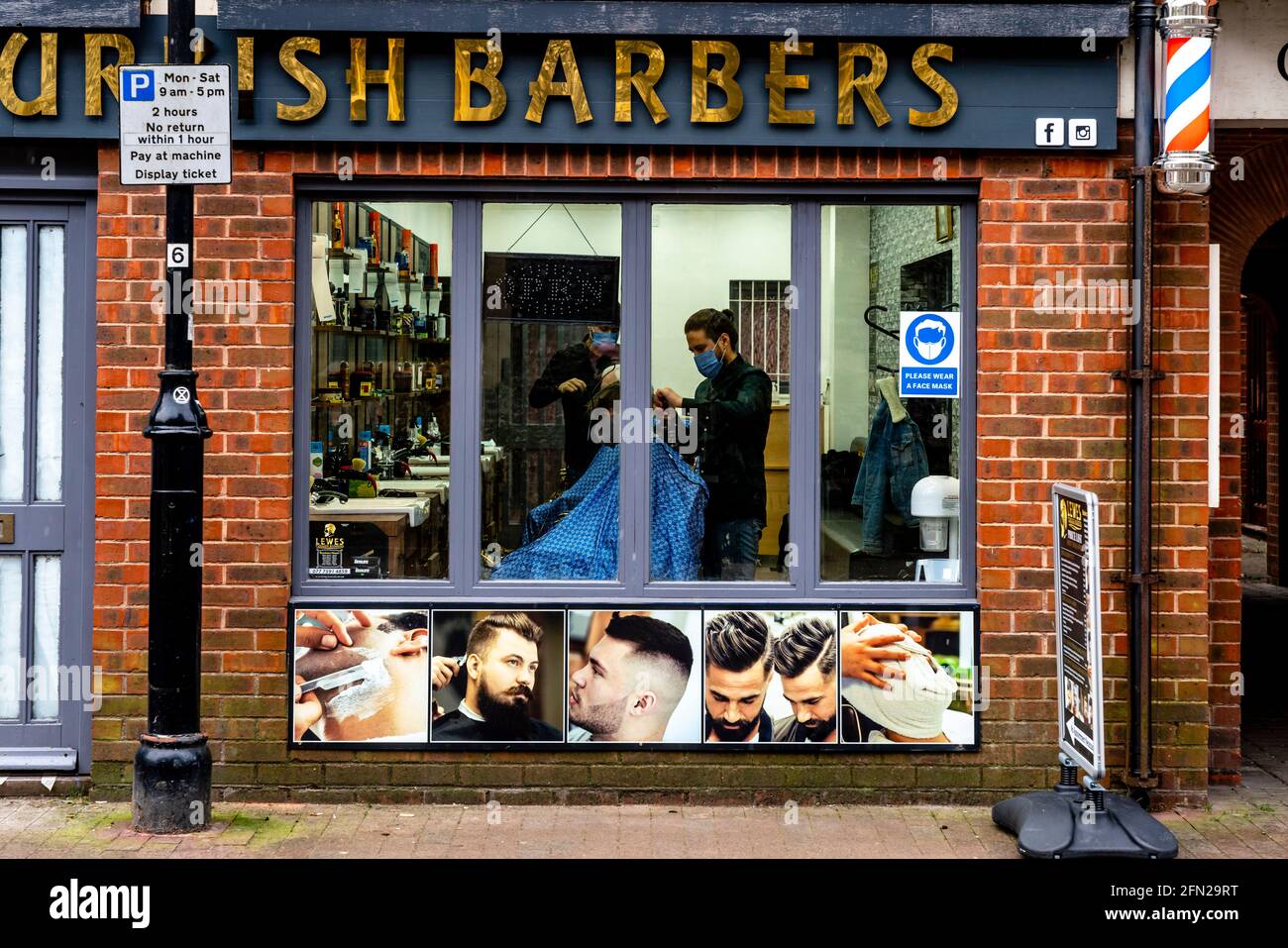 Lokale Menschen, die sich in EINEM Friseurladen nach Lockdown Rules ihre Haare schneiden lassen, sind entspannt, Lewes, East Sussex, Großbritannien. Stockfoto