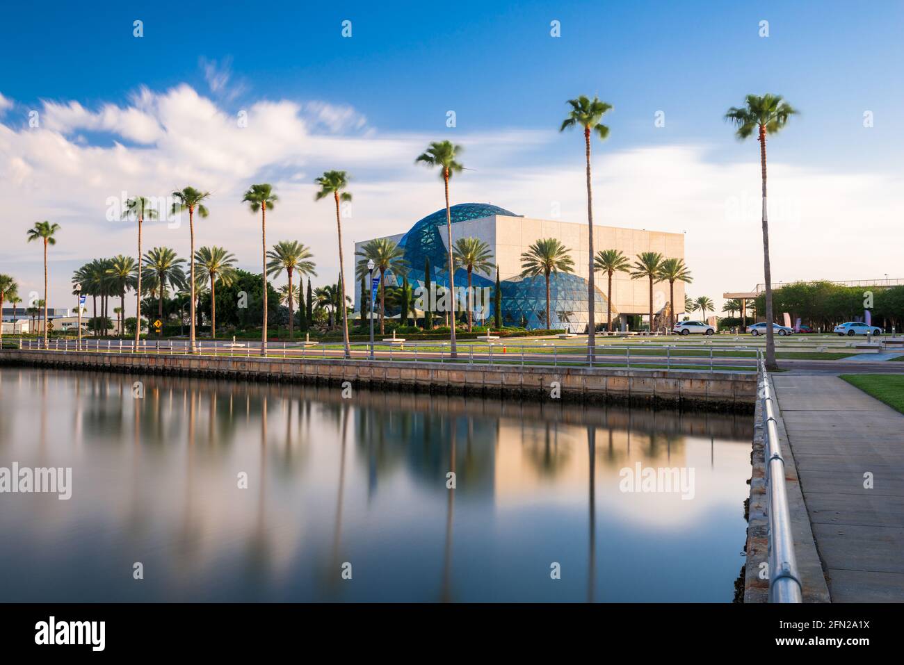 ST. PETERSBURG, Florida - April 6, 2016: Äußere des Salvador Dali Museum. Das Museum beherbergt die größte Sammlung von Dali's Arbeit außerhalb Europas. Stockfoto