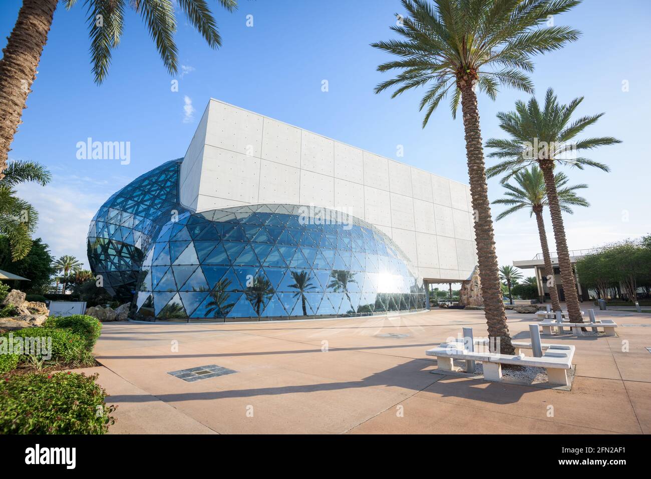 ST. PETERSBURG, Florida - April 6, 2016: Äußere des Salvador Dali Museum. Das Museum beherbergt die größte Sammlung von Dali's Arbeit außerhalb Europas. Stockfoto