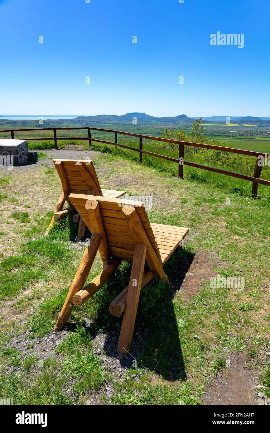 Blick auf das kali-Becken vom geologischen Naturpark Hegyestu mit Balaton-See mit Holzliegen. Stockfoto