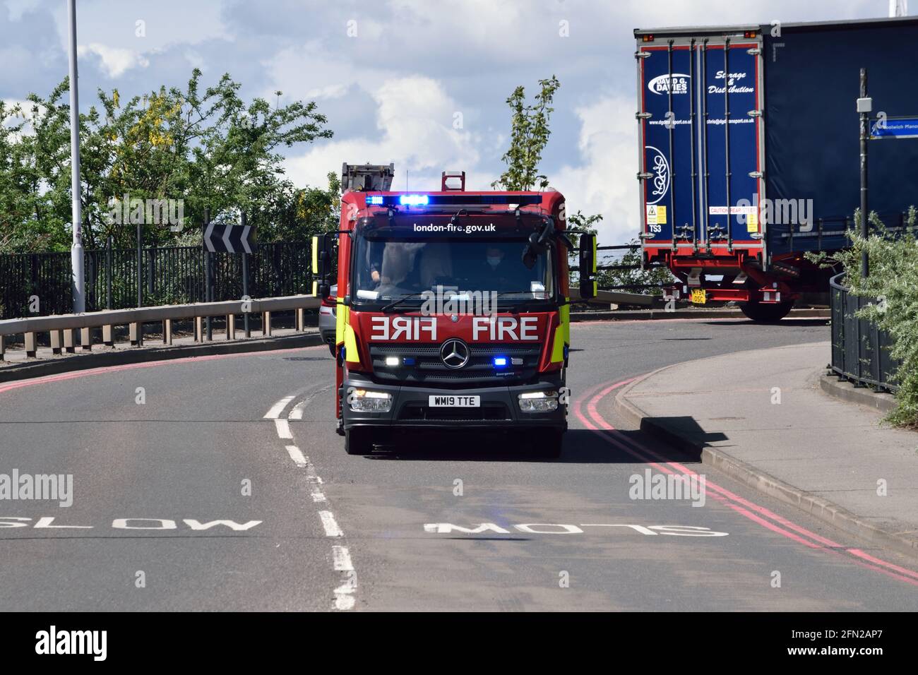 Feuergerät der Londoner Feuerwehr bei einem Blaulichtdurchlauf An einem Vorfall in East London teilzunehmen Stockfoto