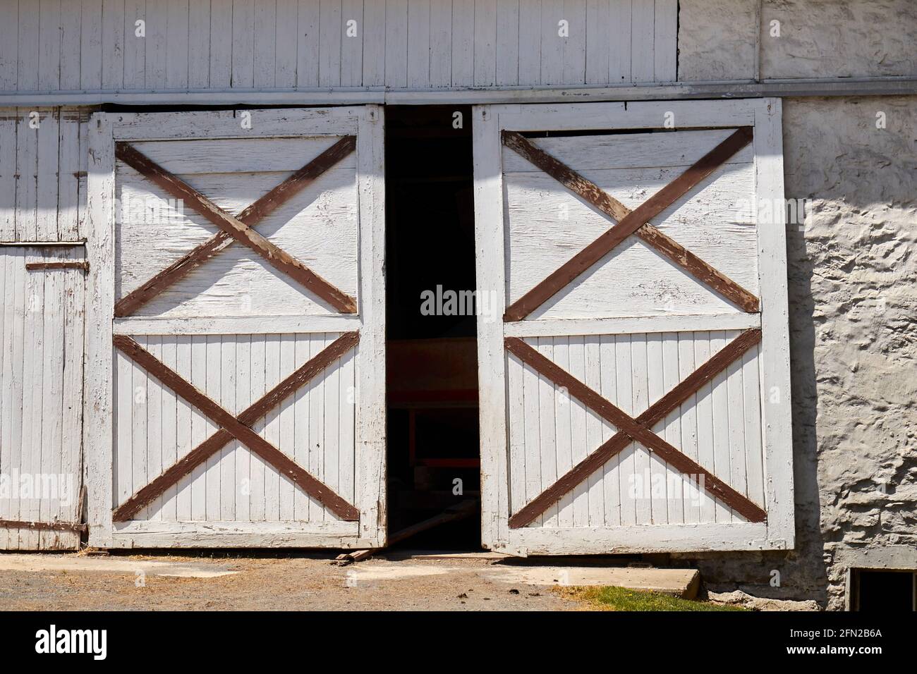 Öffnen Sie die Scheunentür auf einer Farm in Lancaster County, Pennsylvania, USA Stockfoto