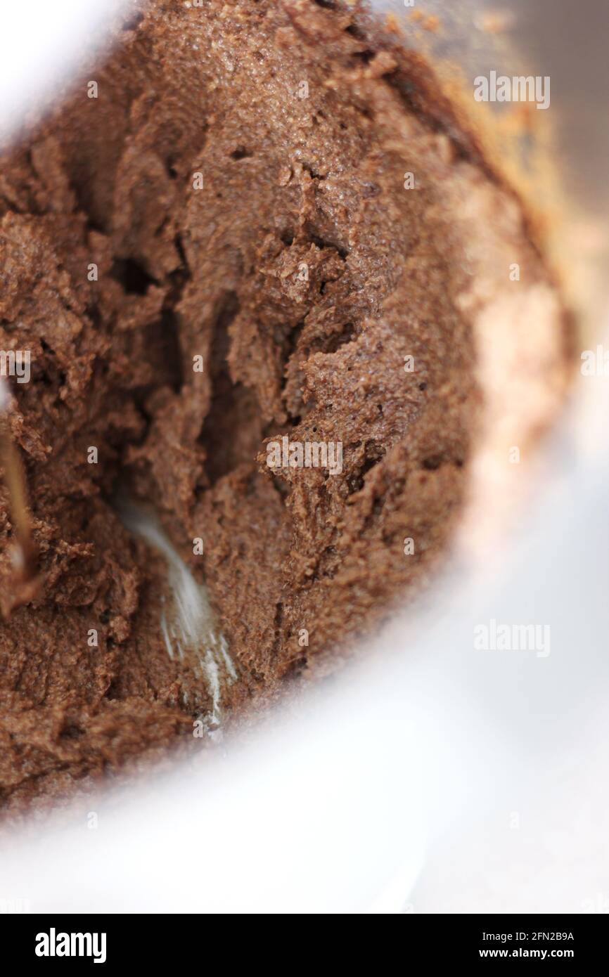 Butter, Zucker und Zimt Füllung nur in Food Mixer Schüssel gemischt. Bereiten Sie die Füllung für Zimtbrötchen Dessert vor. Stockfoto