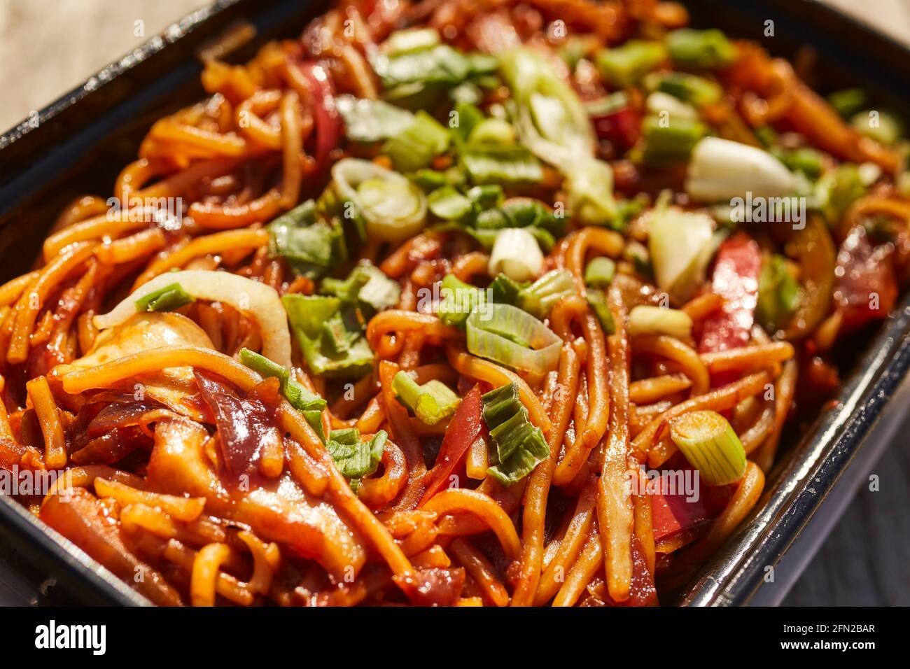 Hakka-Nudeln, ein klassisches indisches chinesisches, auch Desi-chinesisches Gericht genannt, verpackt in einem Take-out-/Take-away-Behälter Stockfoto