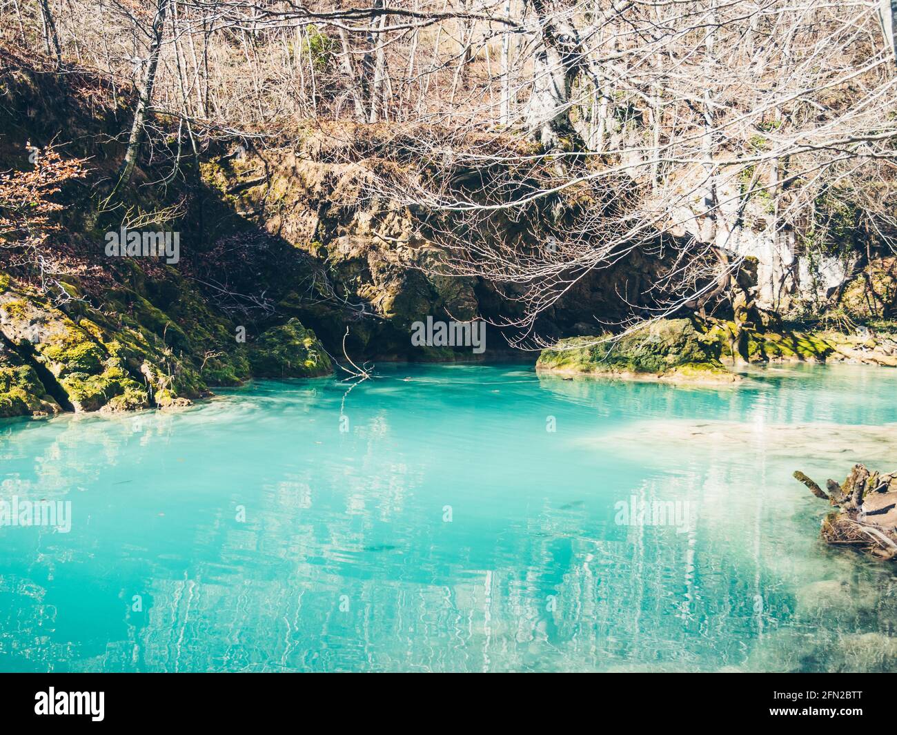 Schöne Aussicht auf den türkisfarbenen Bach der Urederra Fluss in Spanien Stockfoto