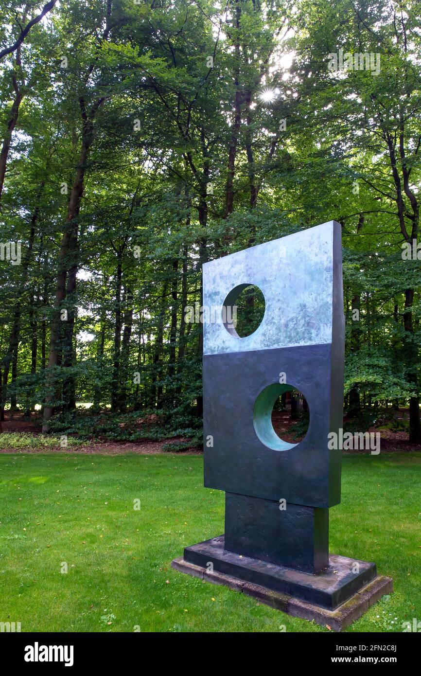 Quadrat mit zwei Löchern von Barbara Hepworth, 1963, Kröller-Müller Museum, Nationalpark Hoge Veluwe, Otterlo, Niederlande, Europa Stockfoto