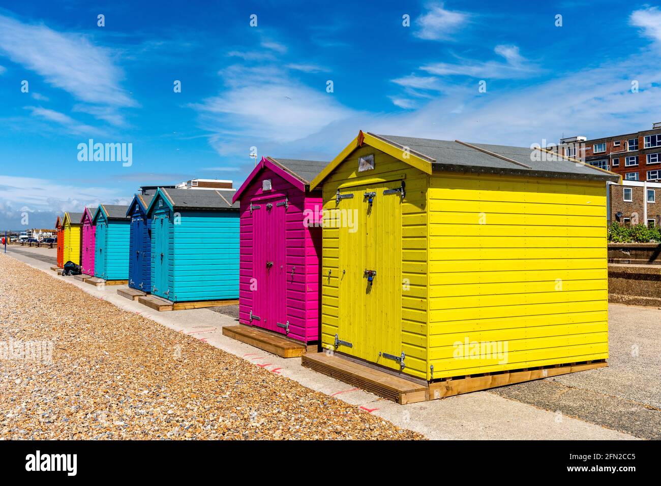 Bunte Strandhütten an der Küste, Seaford, East Sussex, Großbritannien. Stockfoto